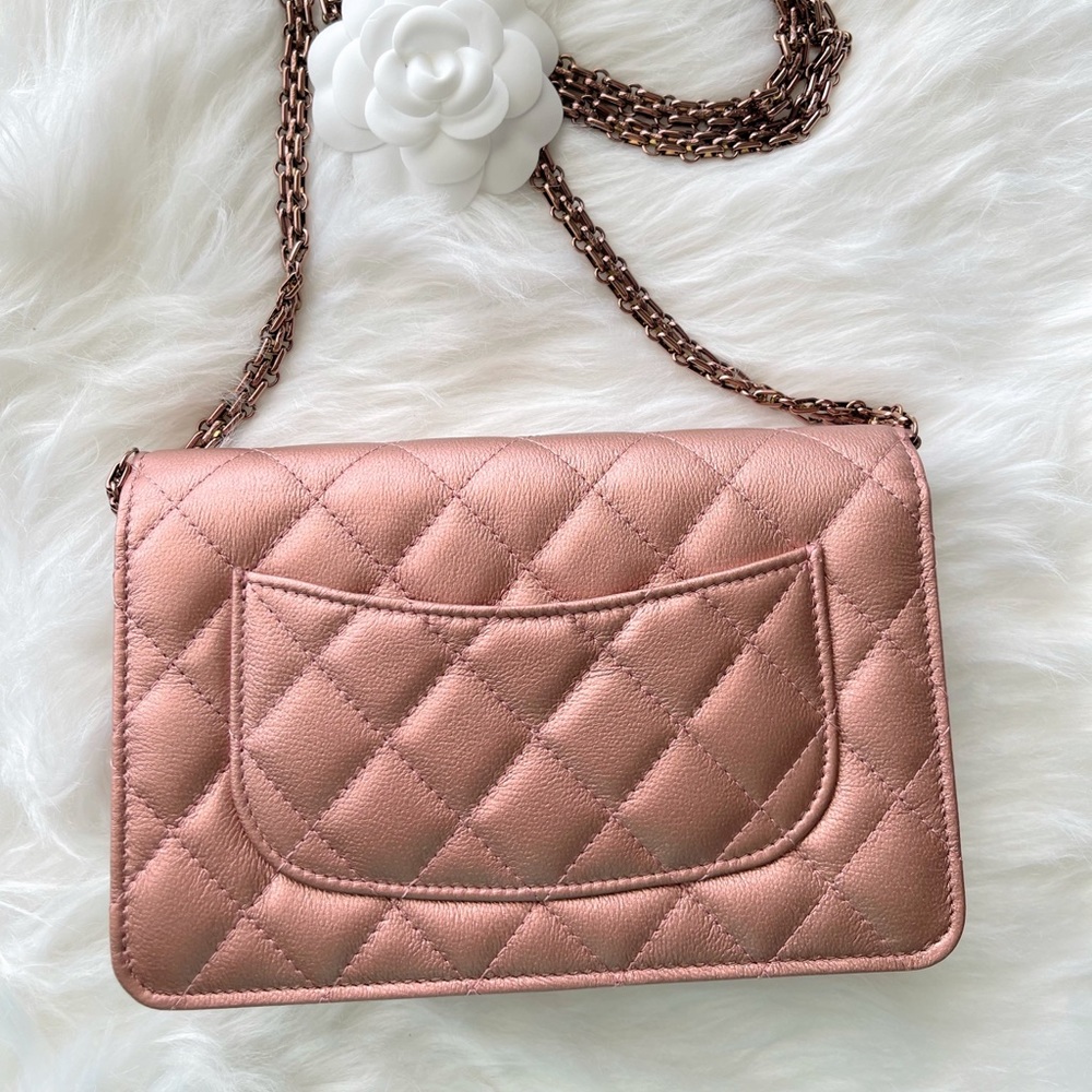 Chanel | 21A Metallic Rose Gold Wallet on Chain - Picture 4 of 7